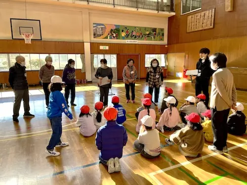 津田小学校でニュースポーツ体験会、ひたちなか市高齢者クラブとのふれあい体験の様子