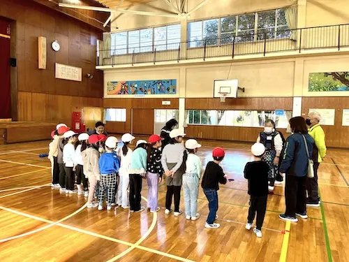 津田小学校でニュースポーツ体験会、ひたちなか市高齢者クラブとのふれあい体験の様子