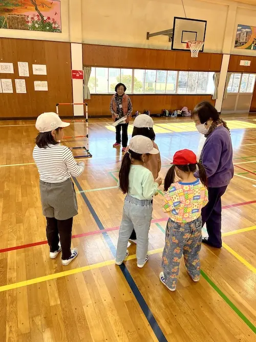 津田小学校でニュースポーツ体験会、ひたちなか市高齢者クラブとのふれあい体験の様子