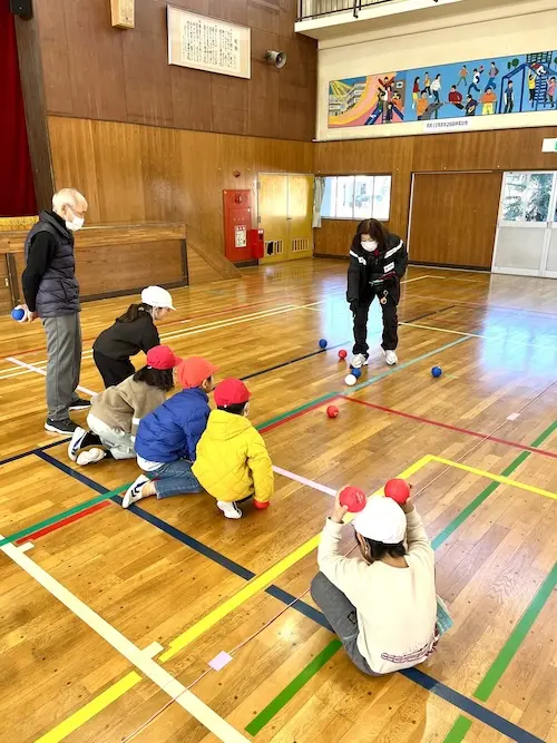 津田小学校でニュースポーツ体験会、ひたちなか市高齢者クラブとのふれあい体験の様子