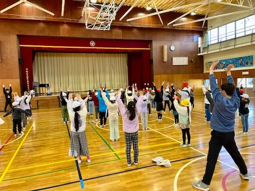 津田小学校でニュースポーツ体験会、ひたちなか市高齢者クラブとのふれあい体験の様子