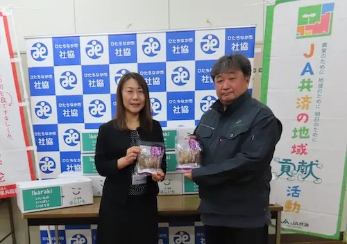 JA常陸様から干し芋のご寄付を受け取る様子（ひたちなか市）
