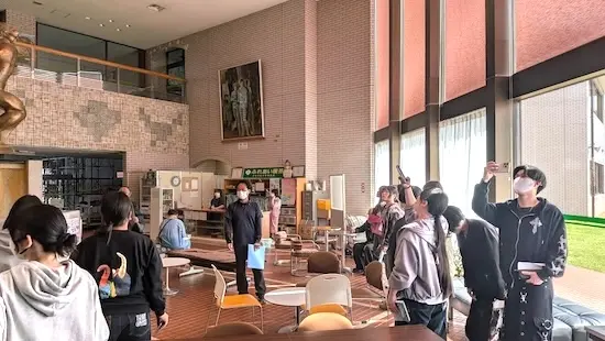 ひたちなか市総合福祉センター館内を見学する学生の様子