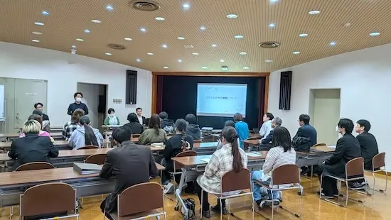 学生が施設の課題について意見交換している様子