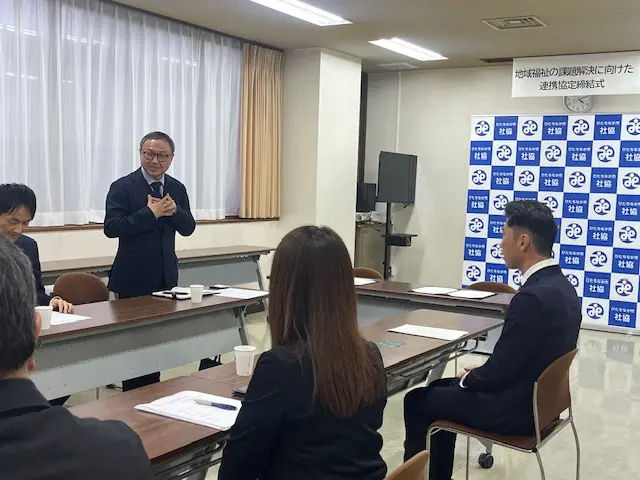 3月31日、ひたちなか市総合福祉センターにて学校法人リリー文化学園専門学校文化デザイナー学院と連携して取り組課題の実施に関する協定書の締結式を行った様子