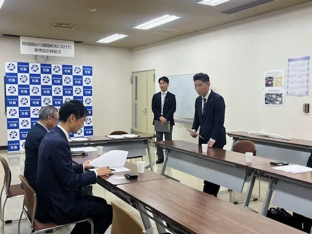 3月31日、ひたちなか市総合福祉センターにて学校法人リリー文化学園専門学校文化デザイナー学院と連携して取り組課題の実施に関する協定書の締結式を行った様子