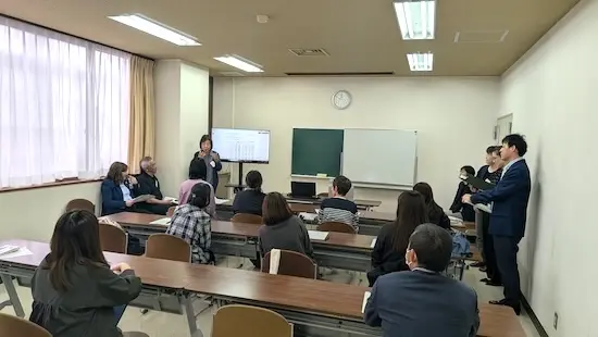 手話奉仕員養成講座で受講者が学んでいる様子