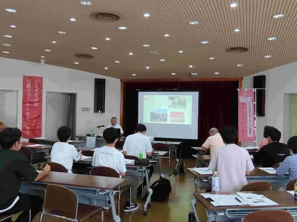 災害ボランティア養成講座で講師の説明を聞く参加者の様子
