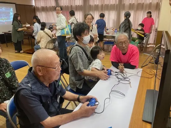 上高場自治会で開催されたeスポーツ多世代交流会の様子。年齢問わず、本気？！で楽しそう。