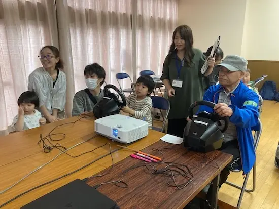 上高場自治会で開催されたeスポーツ多世代交流会の様子。子どもから高齢者まで、一緒にゲーム楽しめましたね。