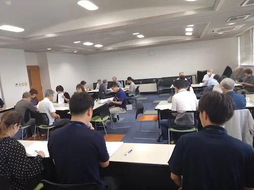 田彦地区民生委員児童委員協議会で年末見舞金事業への協力を依頼する様子