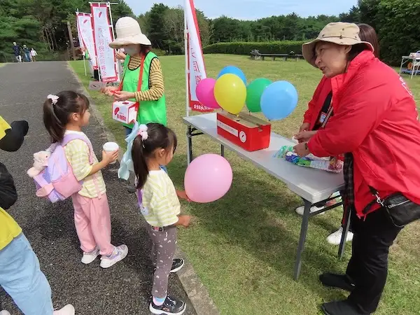 国営ひたち海浜公園で実施された赤い羽根共同募金のイベント募金活動