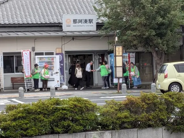 赤い羽根共同募金運動に参加したボランティアによる街頭募金活動　那珂湊駅
