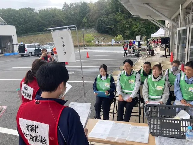 東海村にて、災害時の円滑な支援活動に向けて設置運営訓練に取り組む参加者