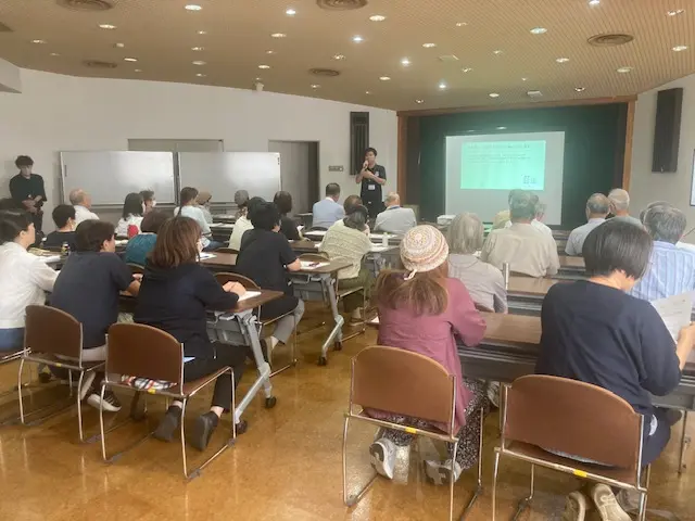 赤い羽根共同募金の街頭・イベント募金活動について説明を受けるボランティアの皆さん